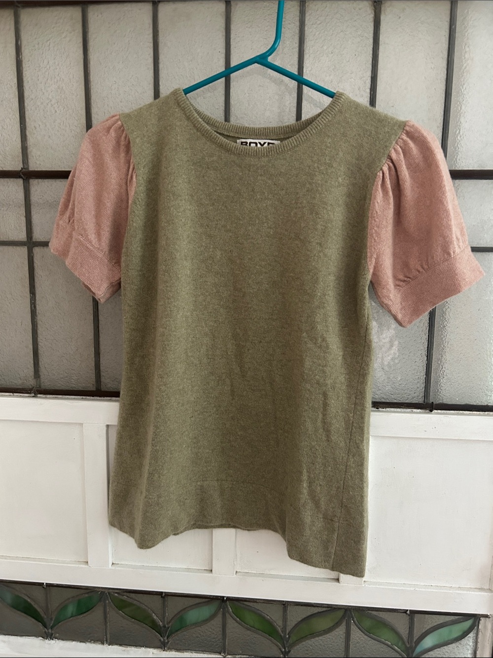 100% cashmere. Boxy Olive Green Knit Top with beige Puff Sleeves -